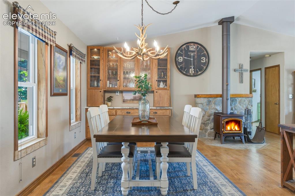Image 6 of 50: Dining Area