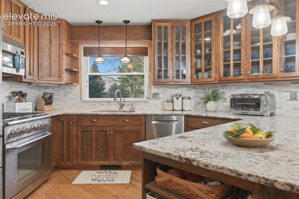 Image 9 of 50: Kitchen