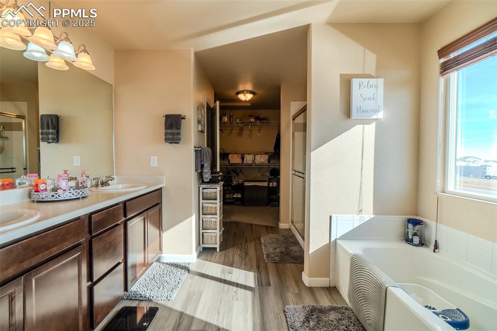 Image 25 of 48: Bathroom