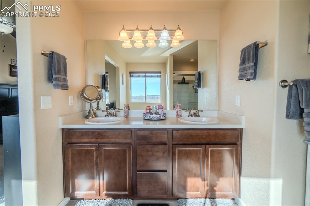 Image 27 of 48: Bathroom