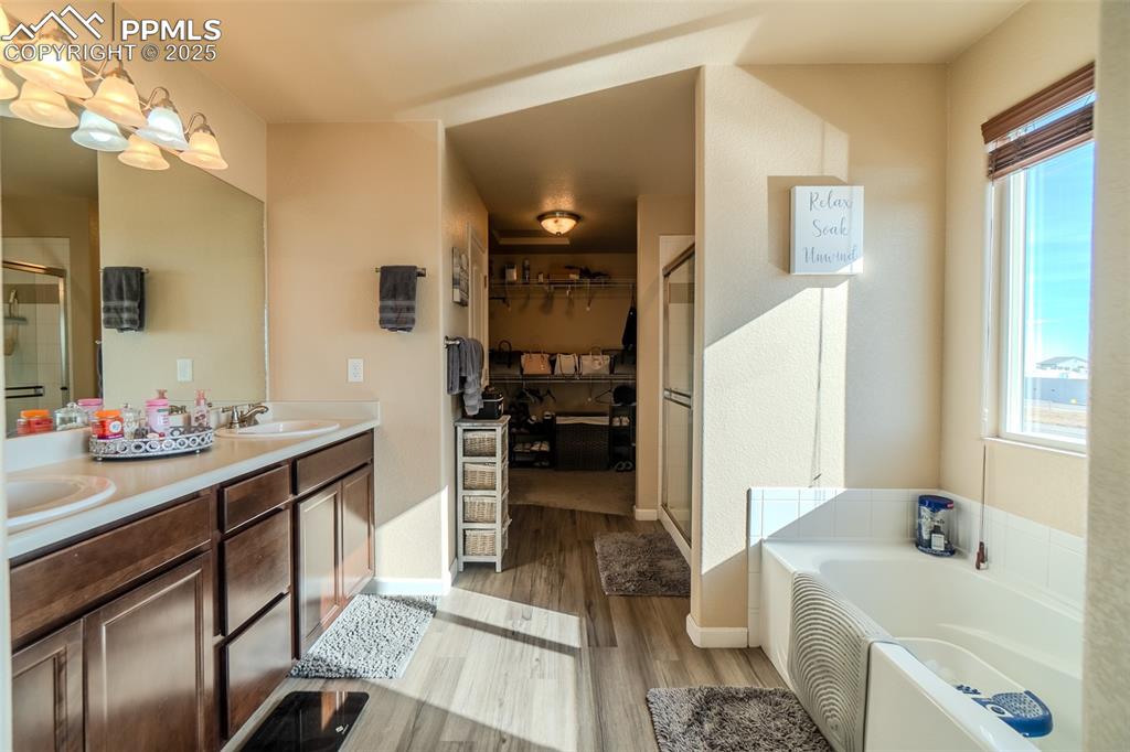 Image 28 of 48: Bathroom