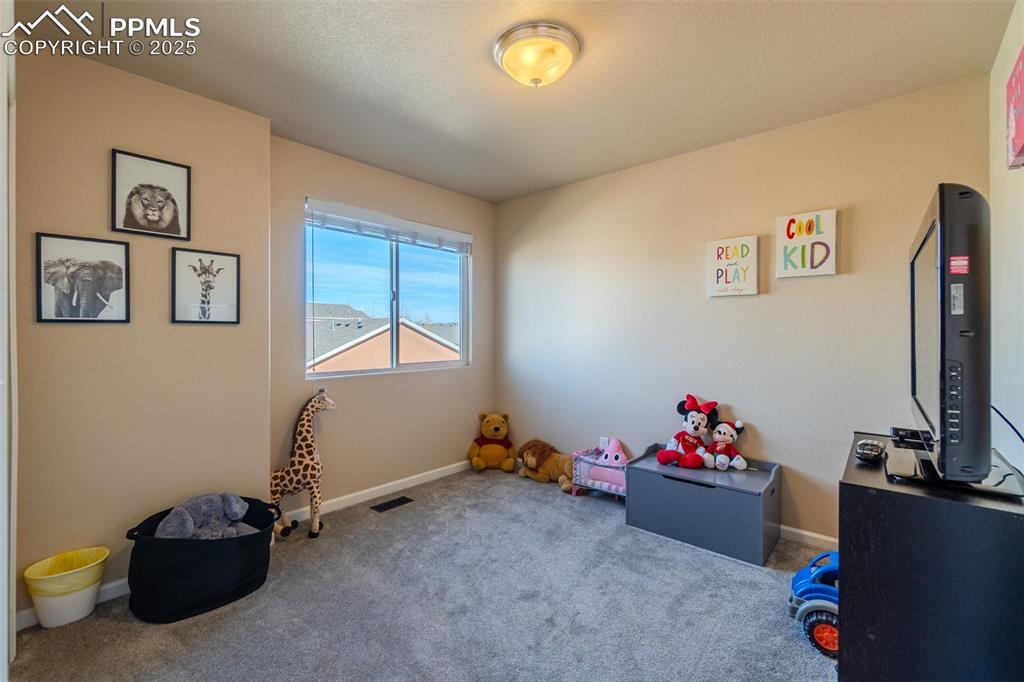 Image 32 of 48: Bedroom