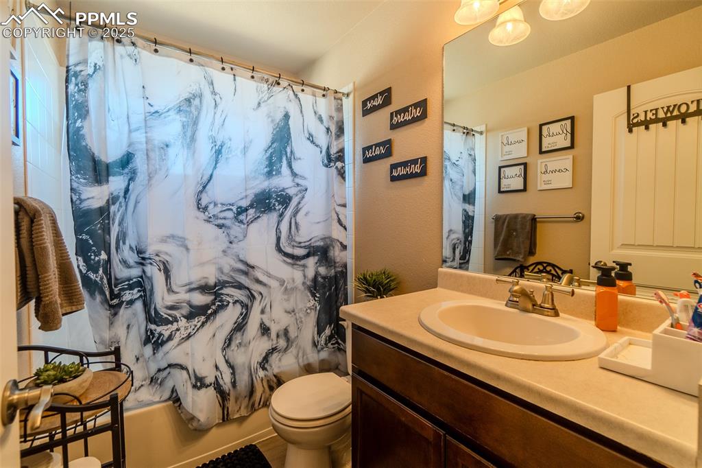 Image 33 of 48: Bathroom