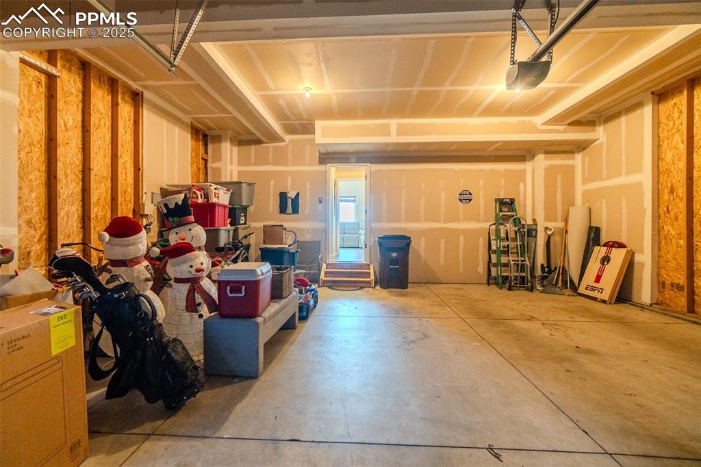 Image 34 of 48: Garage