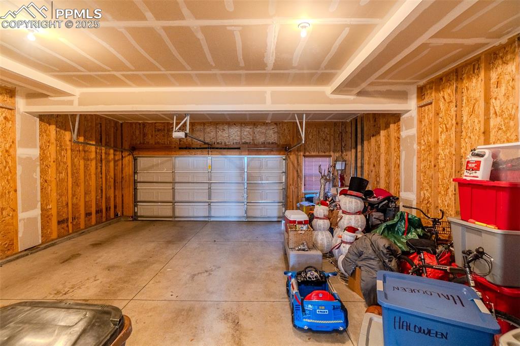 Image 35 of 48: Garage