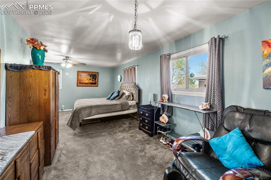 Image 13 of 31: Kitchen