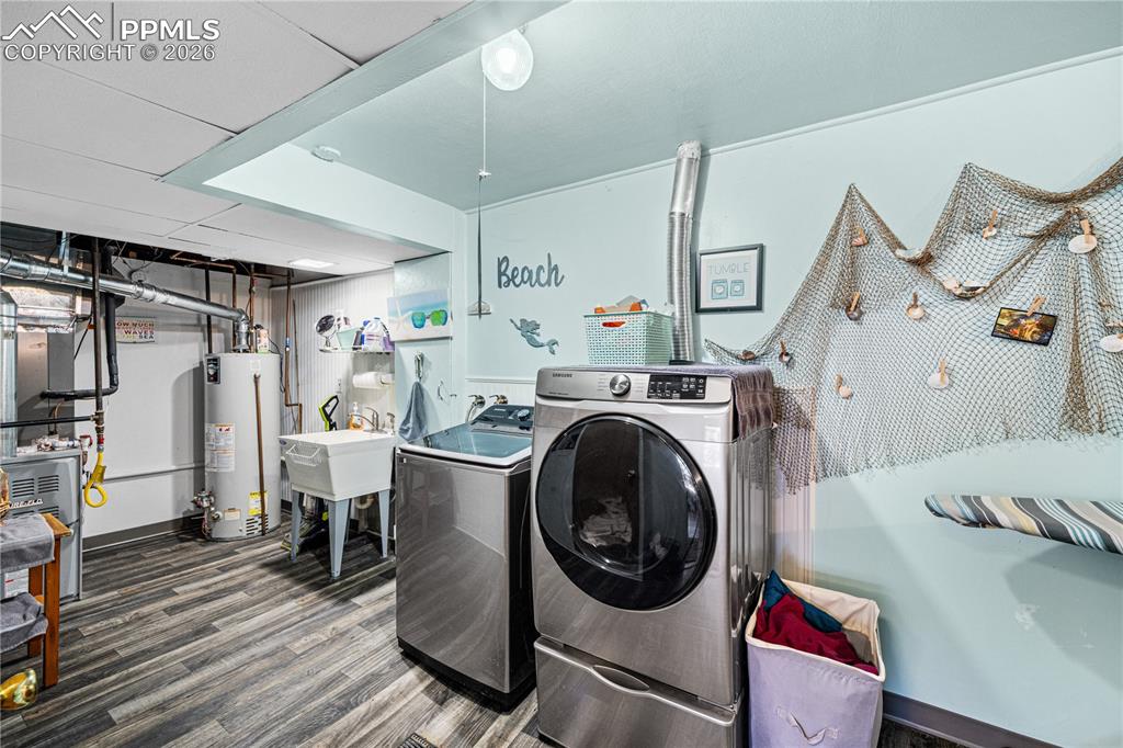 Image 16 of 31: Bedroom