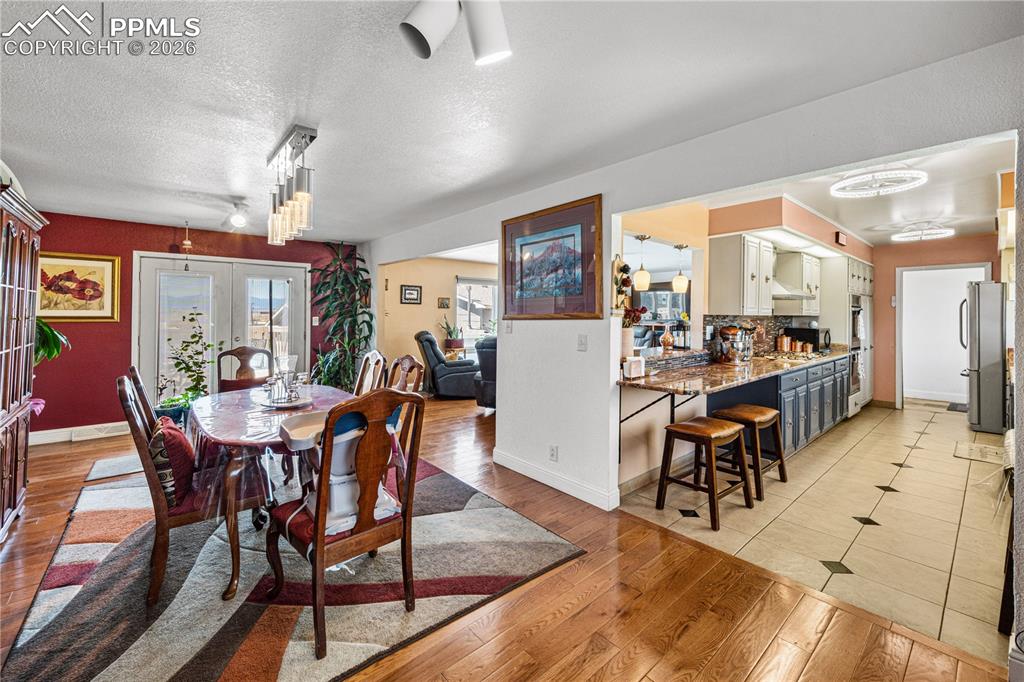 Image 7 of 31: Living Room