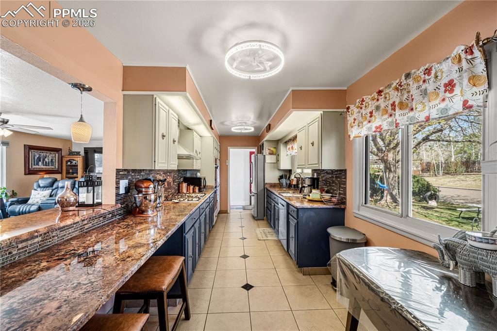 Image 8 of 31: Dining Area