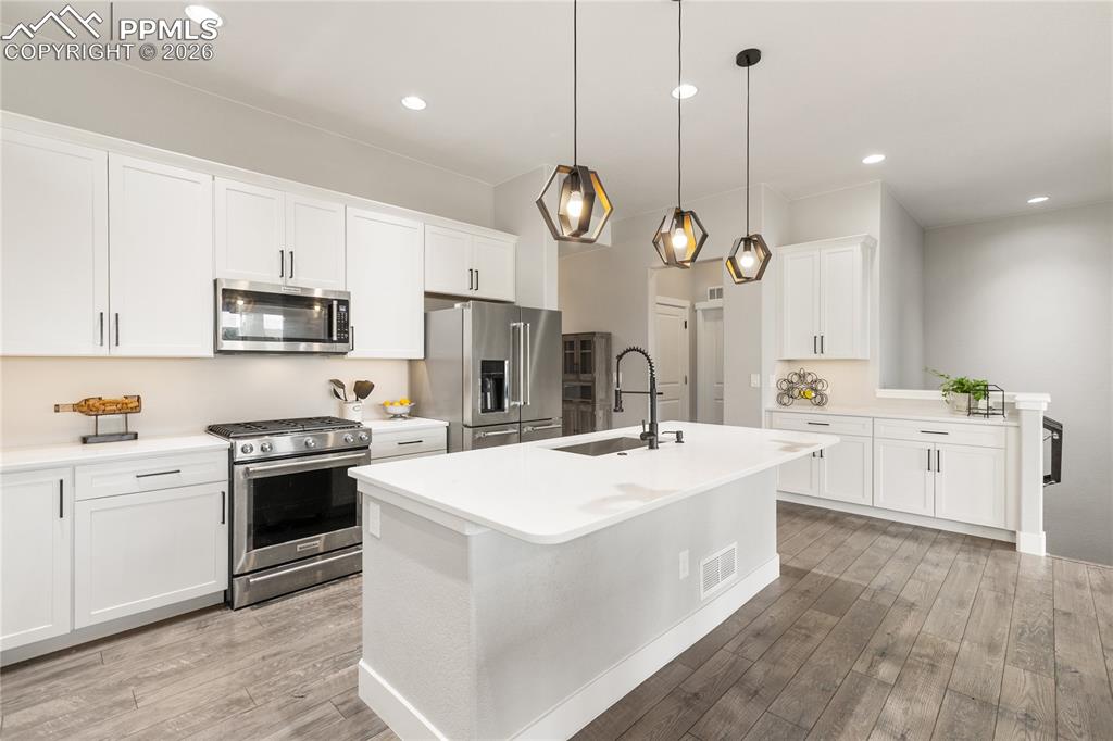 Image 15 of 41: Kitchen