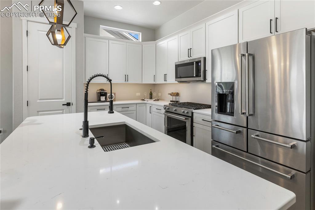 Image 16 of 41: Kitchen