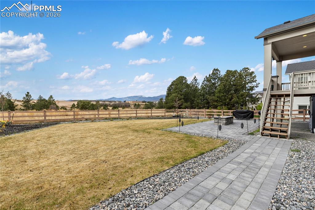 Image 35 of 41: Yard