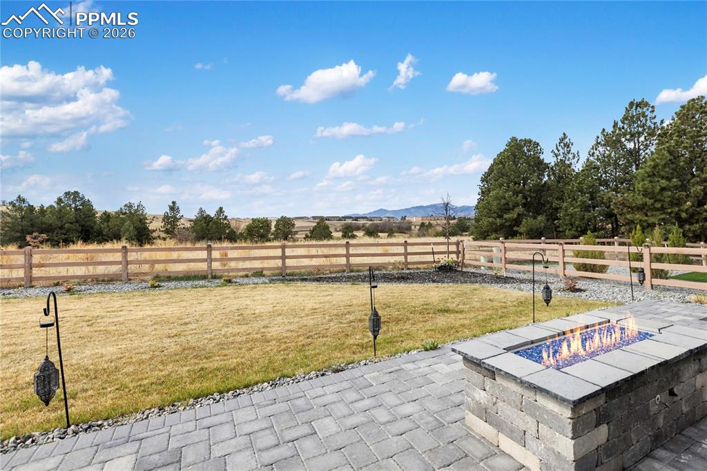 Image 37 of 41: Yard