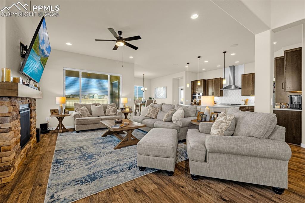 Image 10 of 50: Living Room