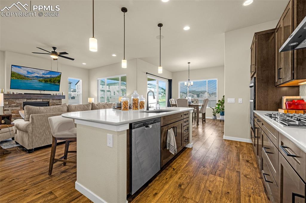 Image 15 of 50: Kitchen