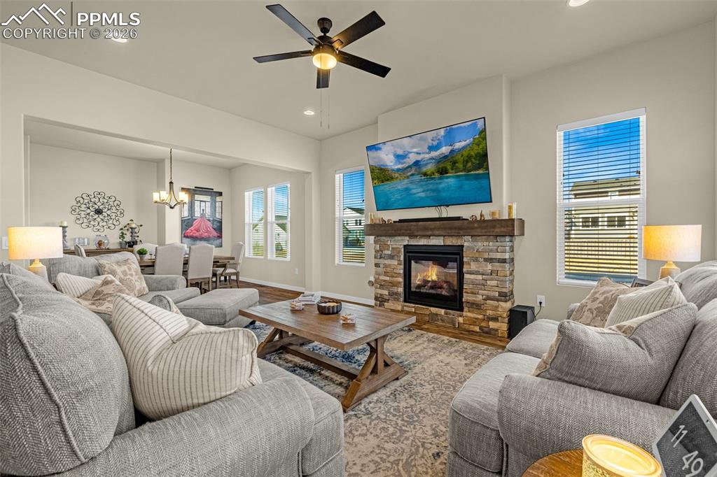 Image 19 of 50: Living Room