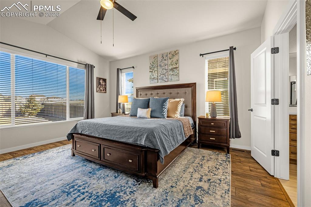 Image 22 of 50: Bedroom