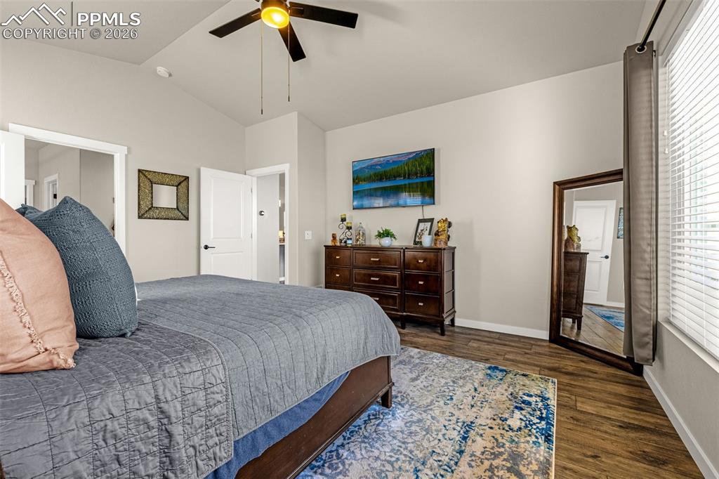 Image 23 of 50: Bedroom