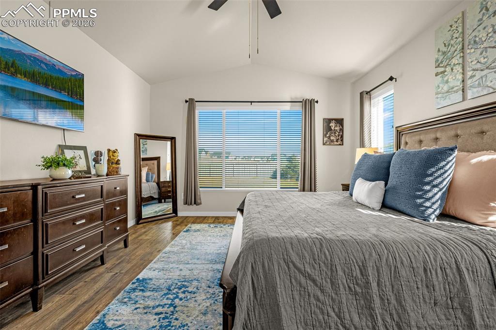 Image 24 of 50: Bedroom