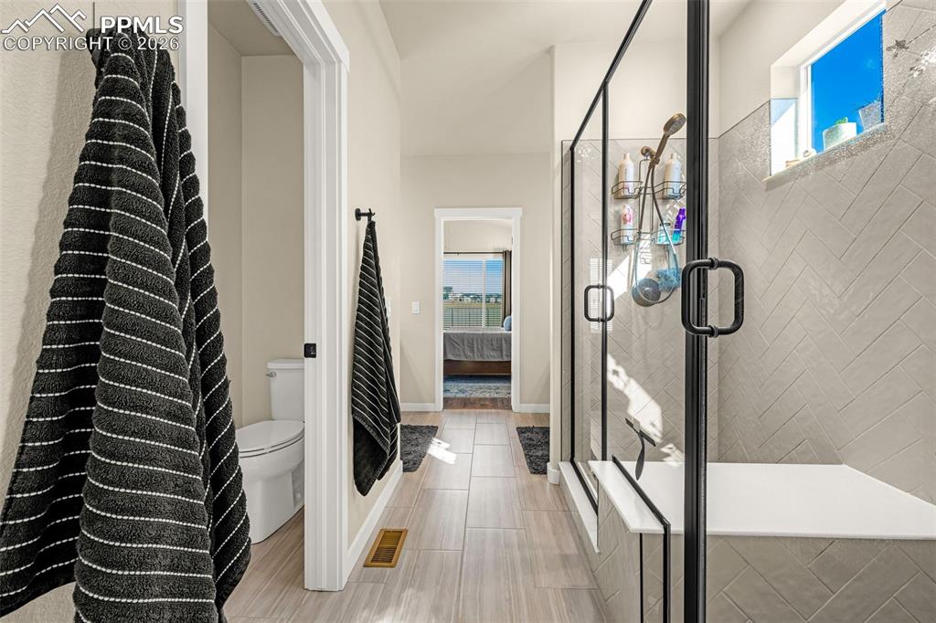 Image 28 of 50: Bathroom