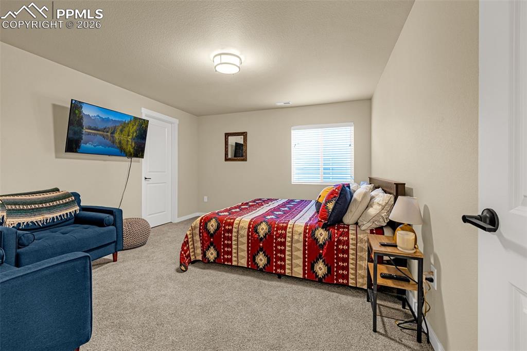 Image 34 of 50: Bedroom