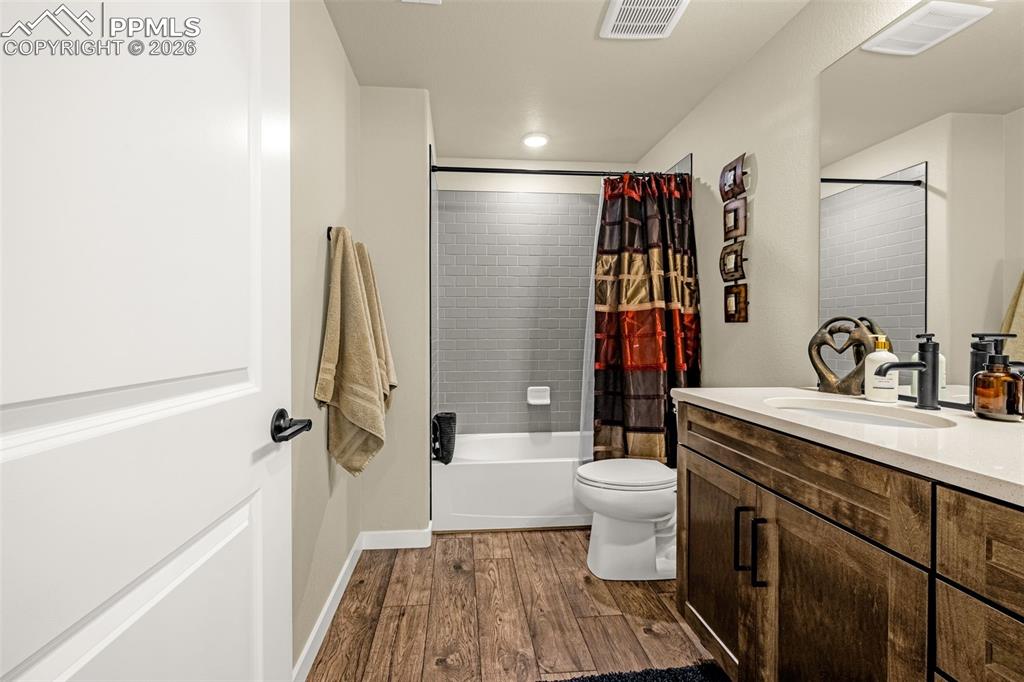 Image 35 of 50: Bathroom