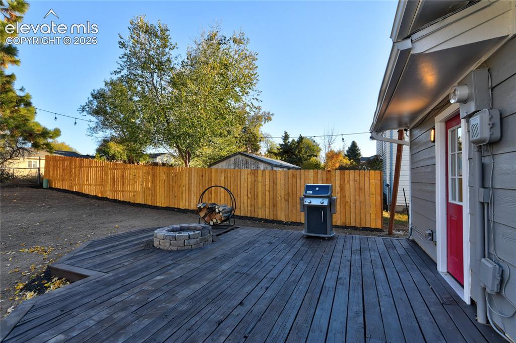 Image 21 of 26: Deck
