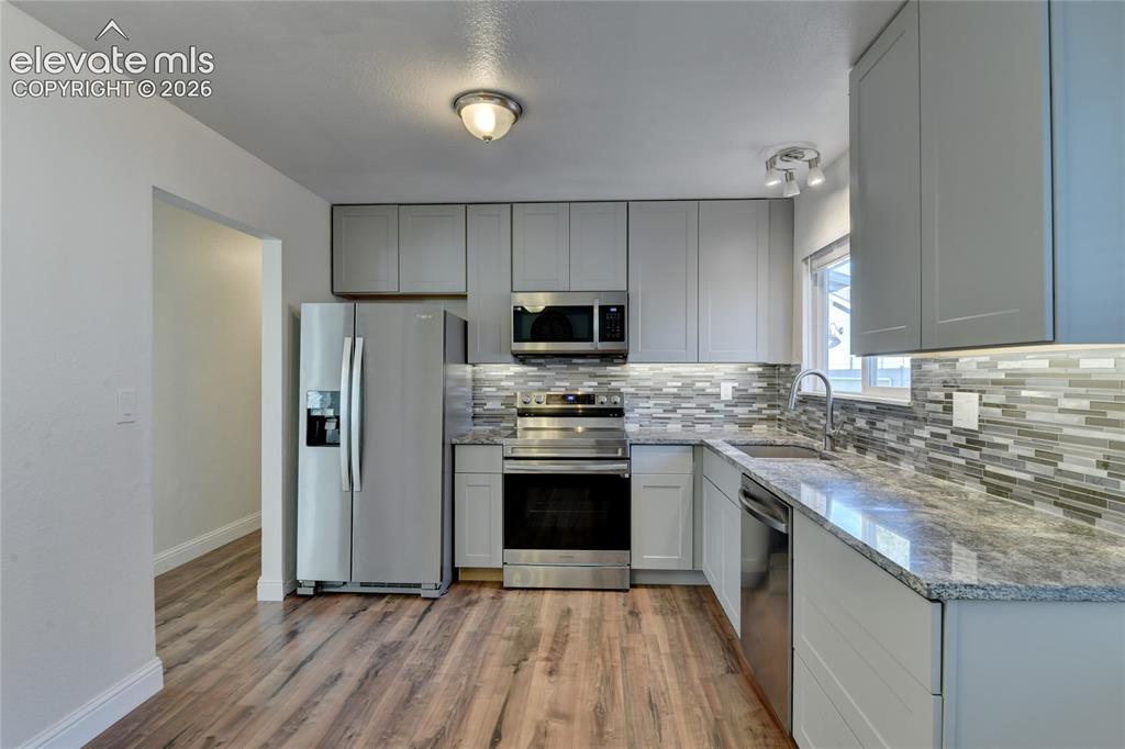 Image 3 of 26: Kitchen