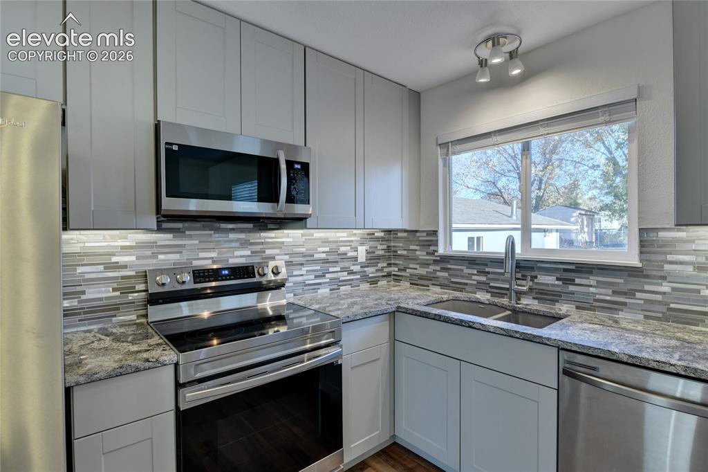 Image 4 of 26: Kitchen