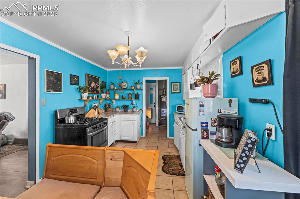 Image 11 of 30: Kitchen