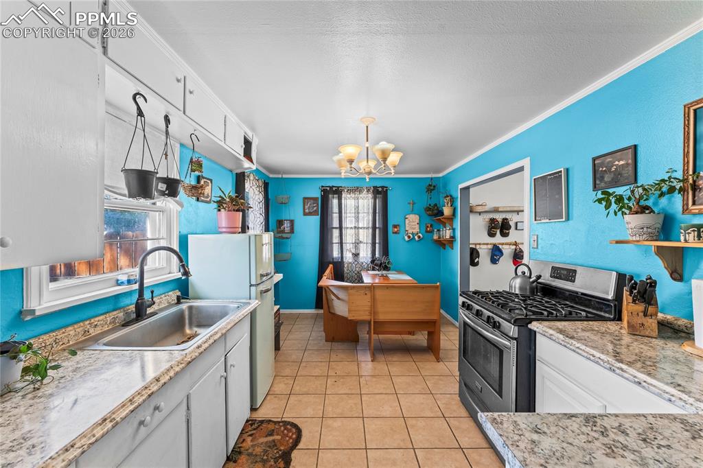 Image 12 of 30: Kitchen