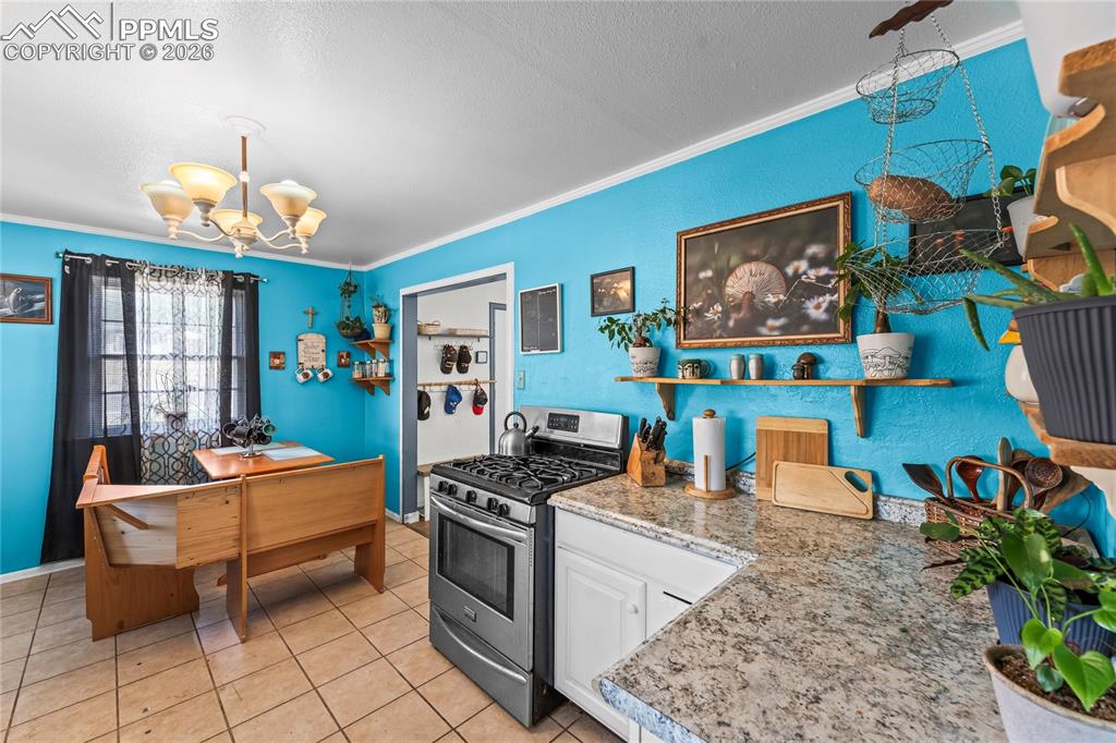 Image 13 of 30: Kitchen