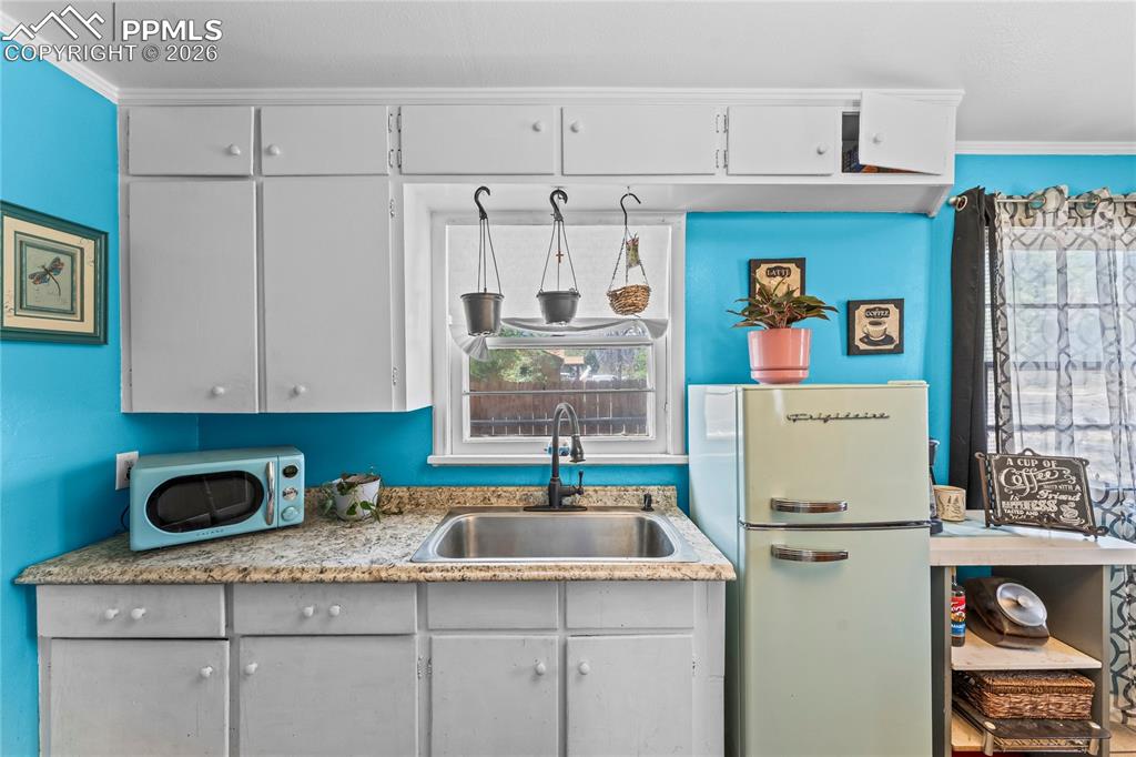 Image 14 of 30: Kitchen