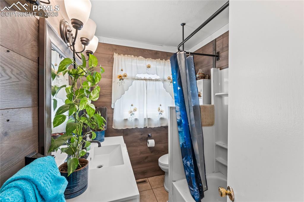 Image 18 of 30: Bathroom