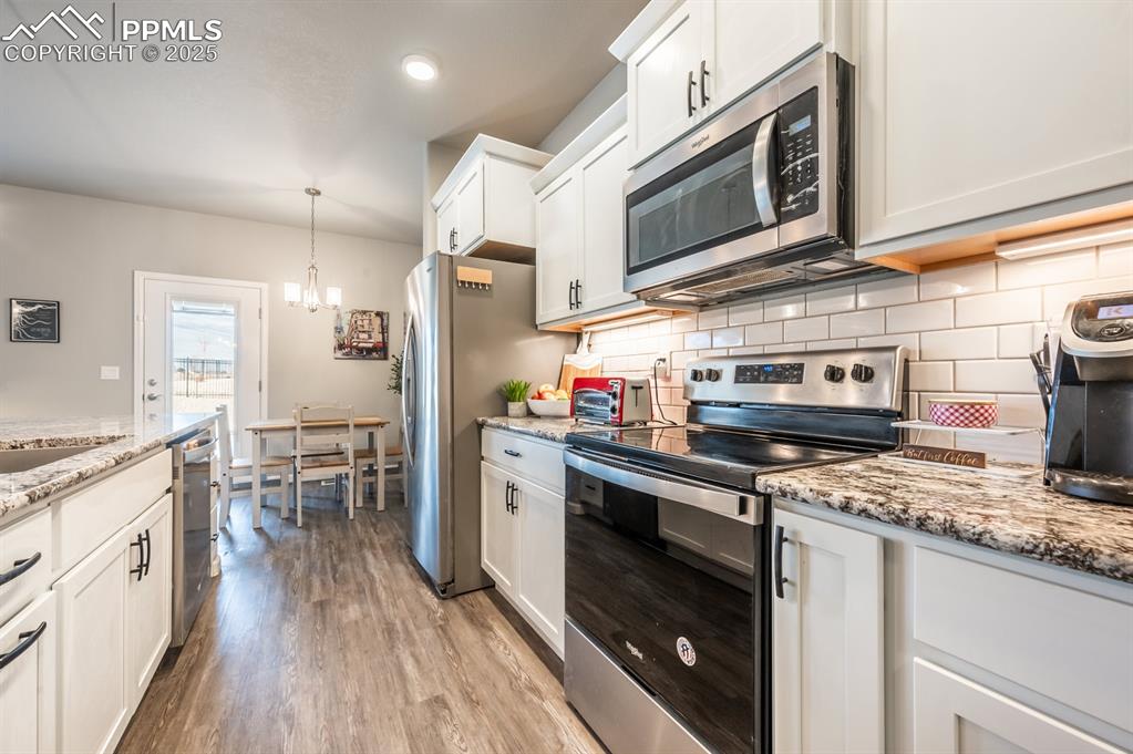 Image 15 of 28: Kitchen