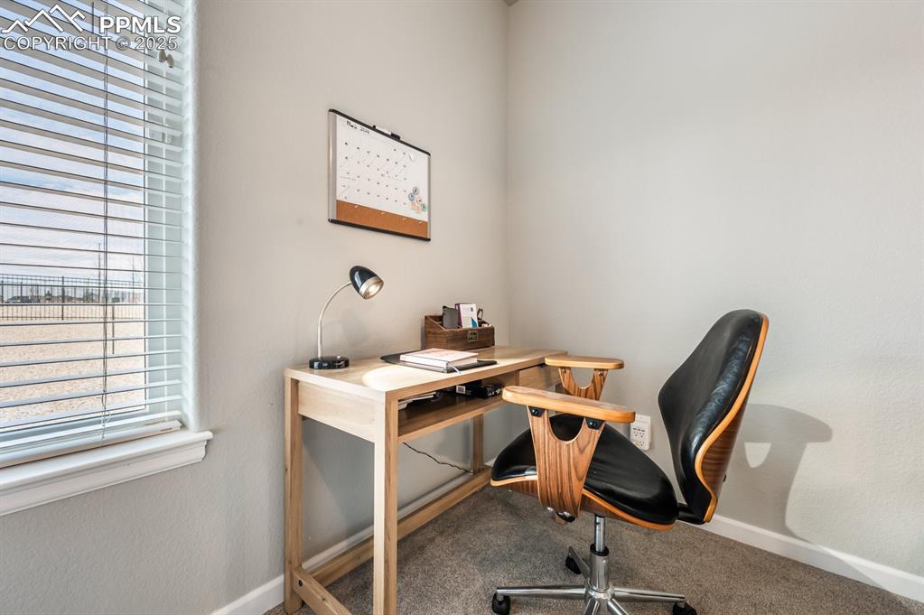 Image 18 of 28: Office