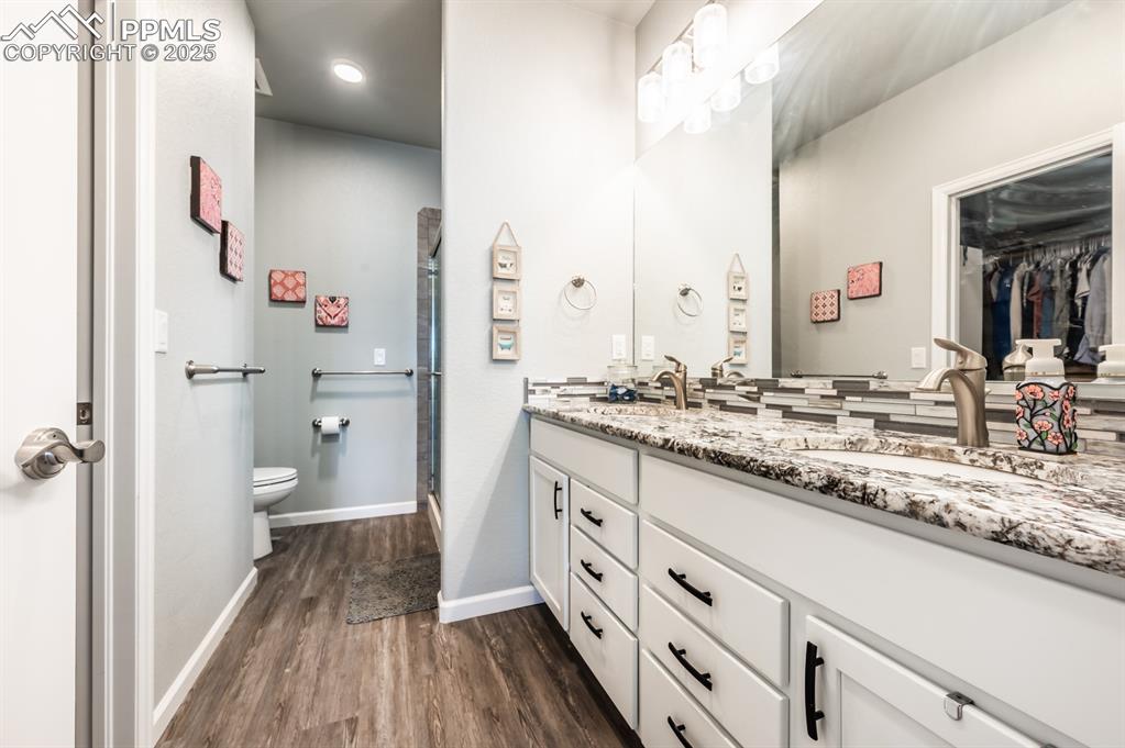 Image 19 of 28: Bathroom