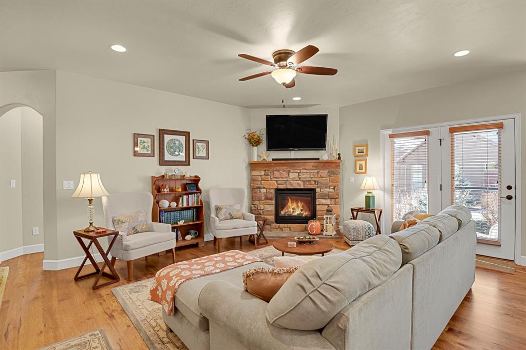 Image 11 of 45: Living Room