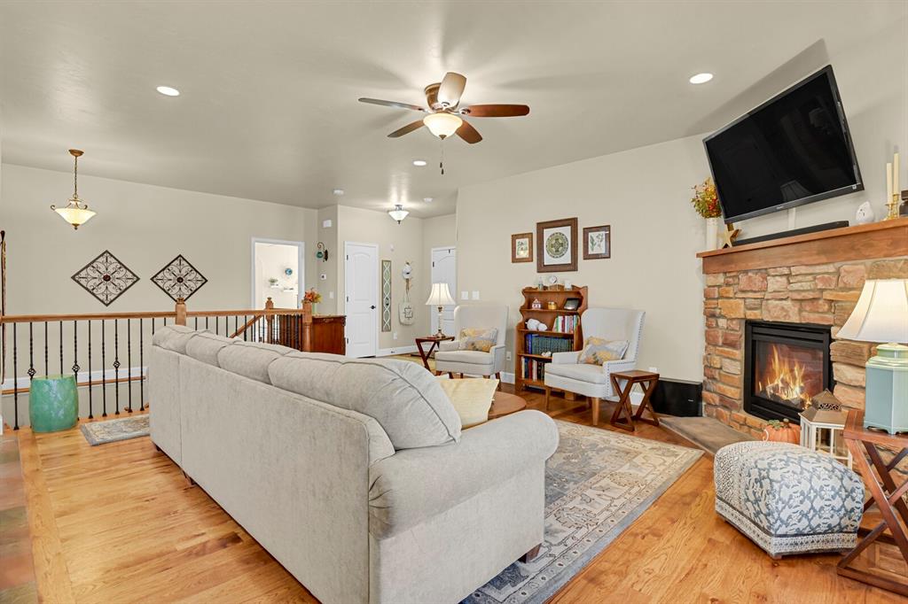 Image 14 of 45: Living Room