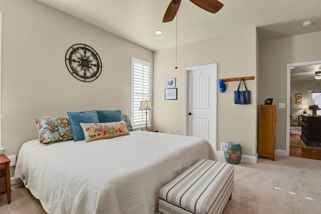 Image 18 of 45: Bedroom