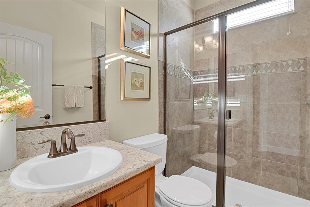 Image 23 of 45: Bathroom