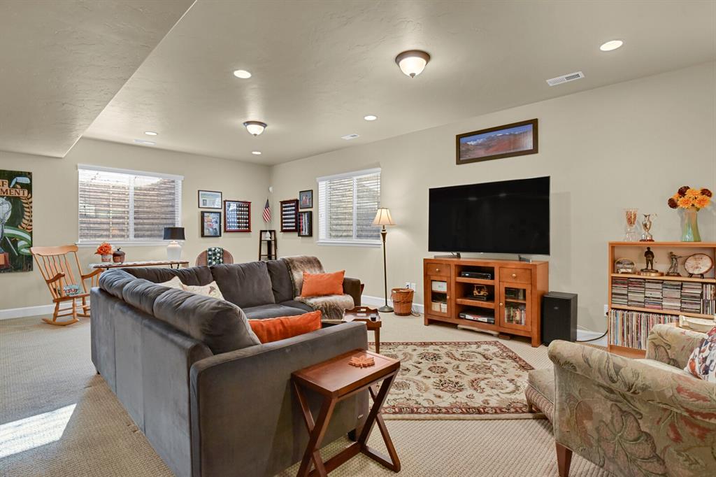 Image 26 of 45: Living Room