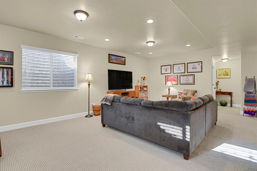 Image 27 of 45: Living Room