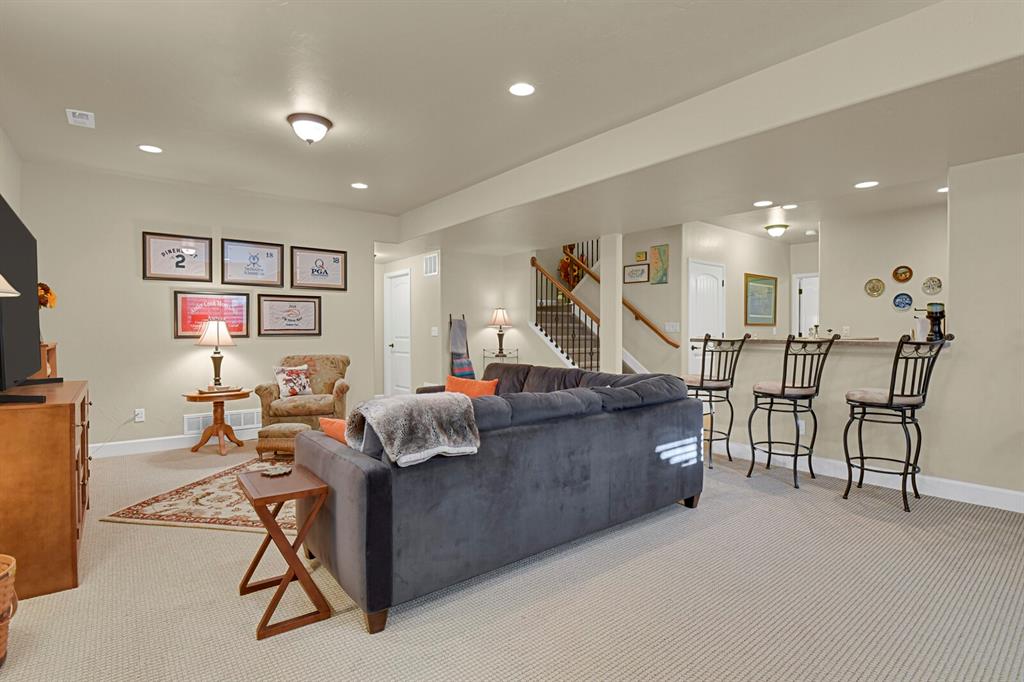 Image 28 of 45: Living Room