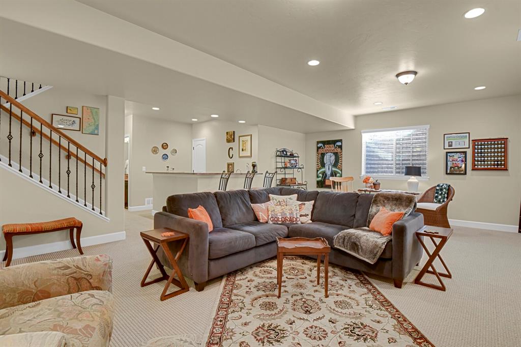 Image 30 of 45: Living Room