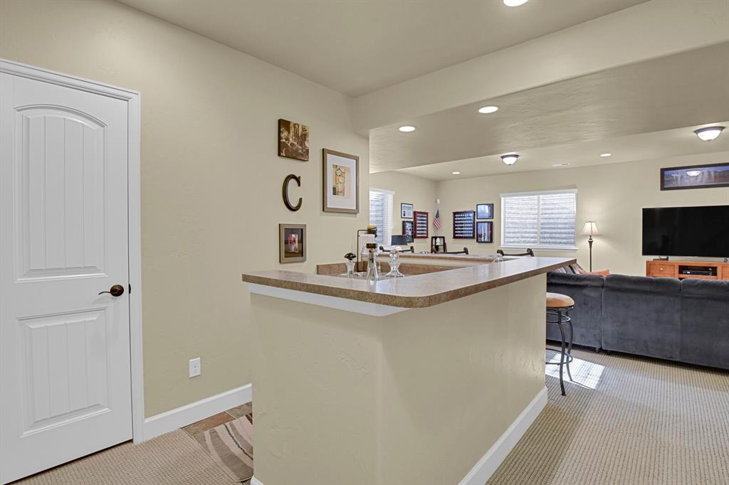 Image 32 of 45: Kitchen