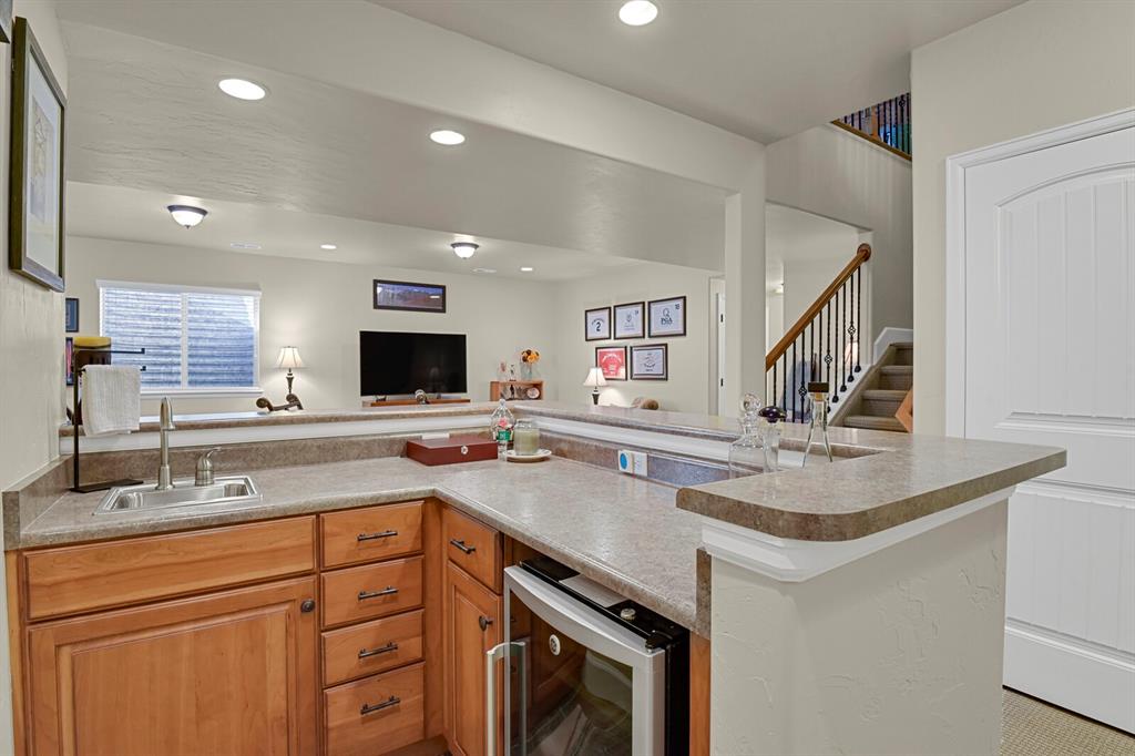 Image 33 of 45: Kitchen