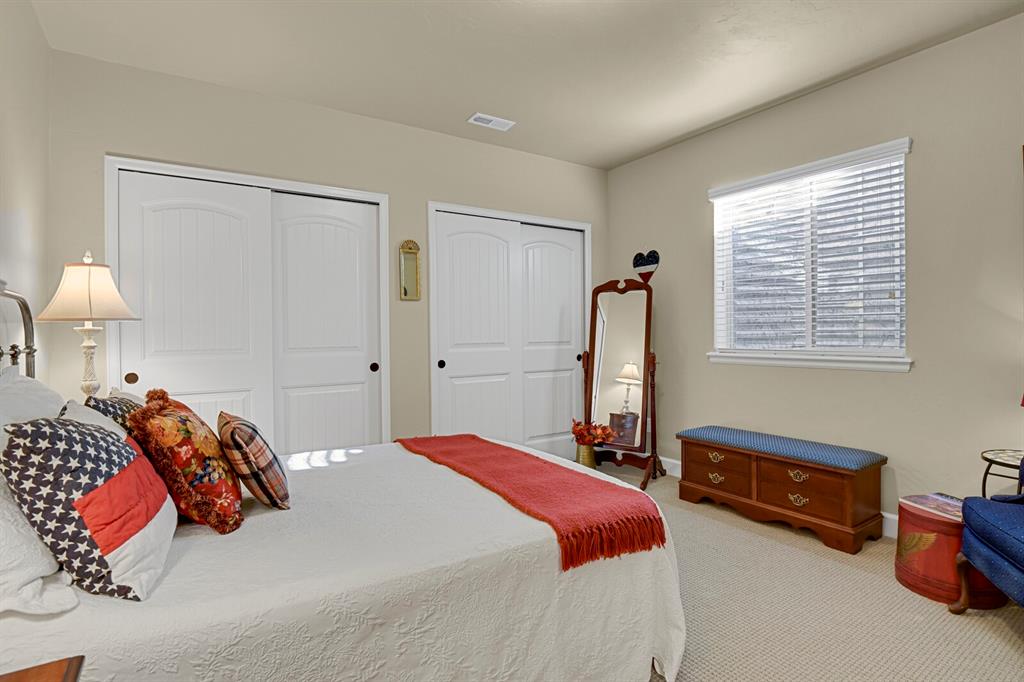 Image 34 of 45: Bedroom