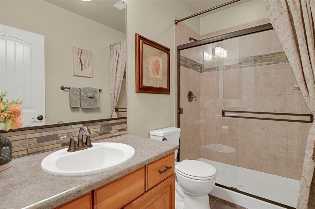 Image 36 of 45: Bathroom