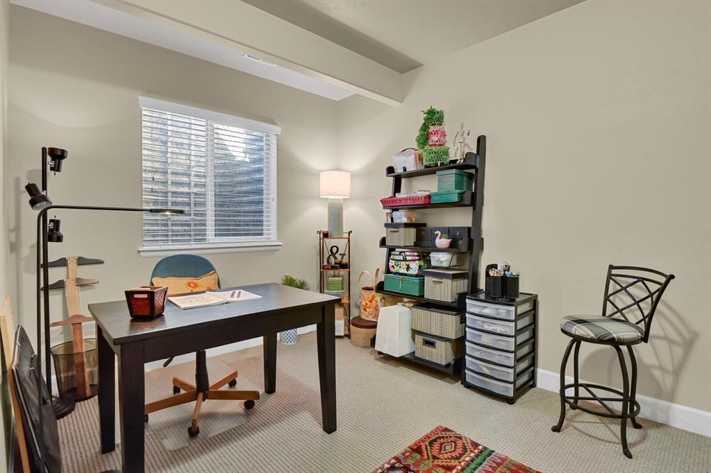 Image 37 of 45: Office